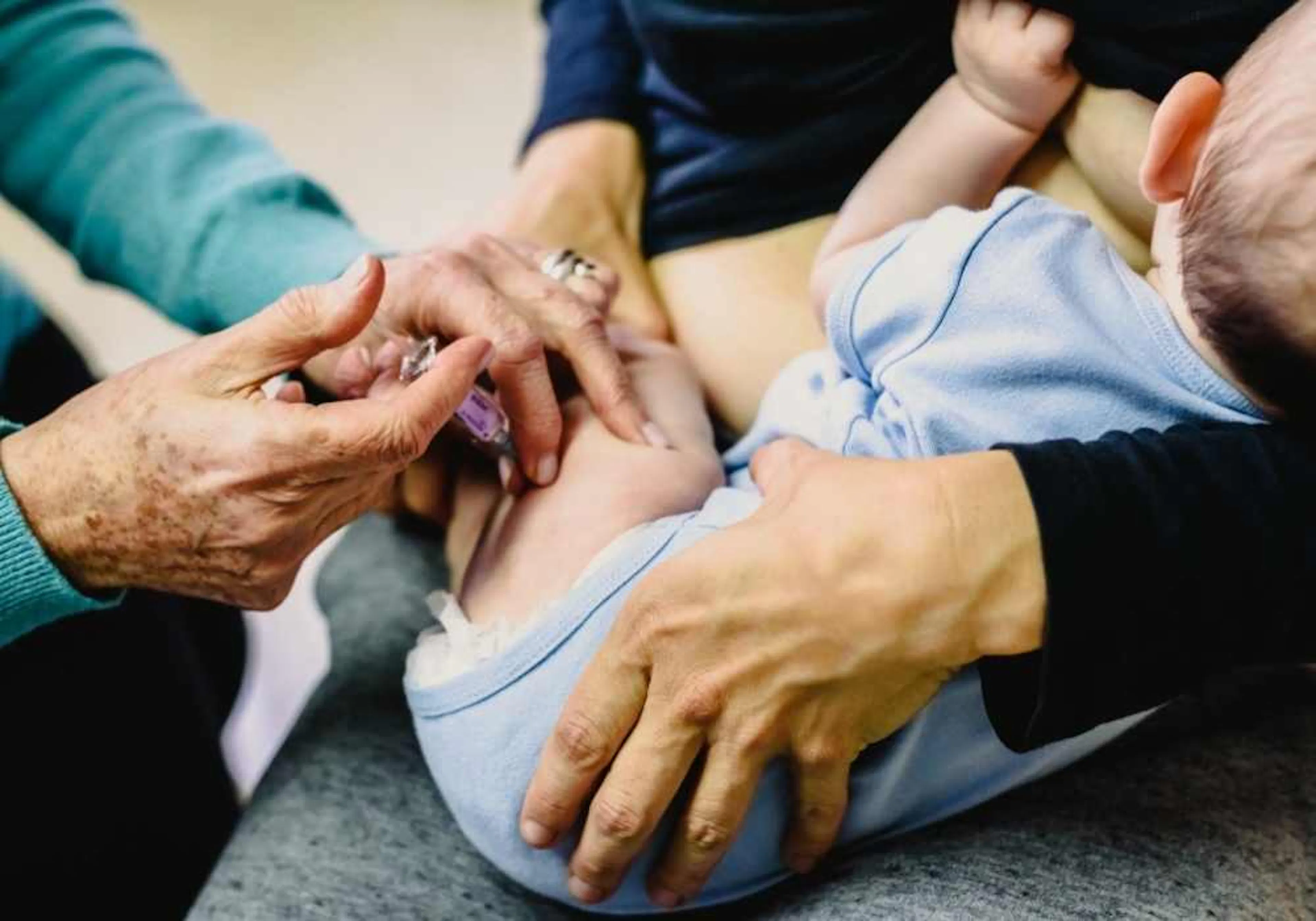 Bebis får vaccin