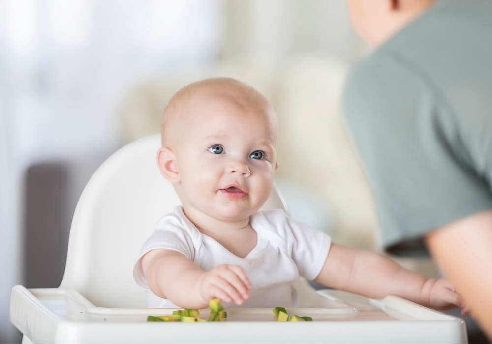 bebis sittandes i barnstol