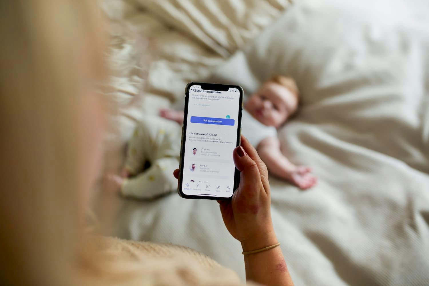 Knodd appen framför liten nyfödd bebis
