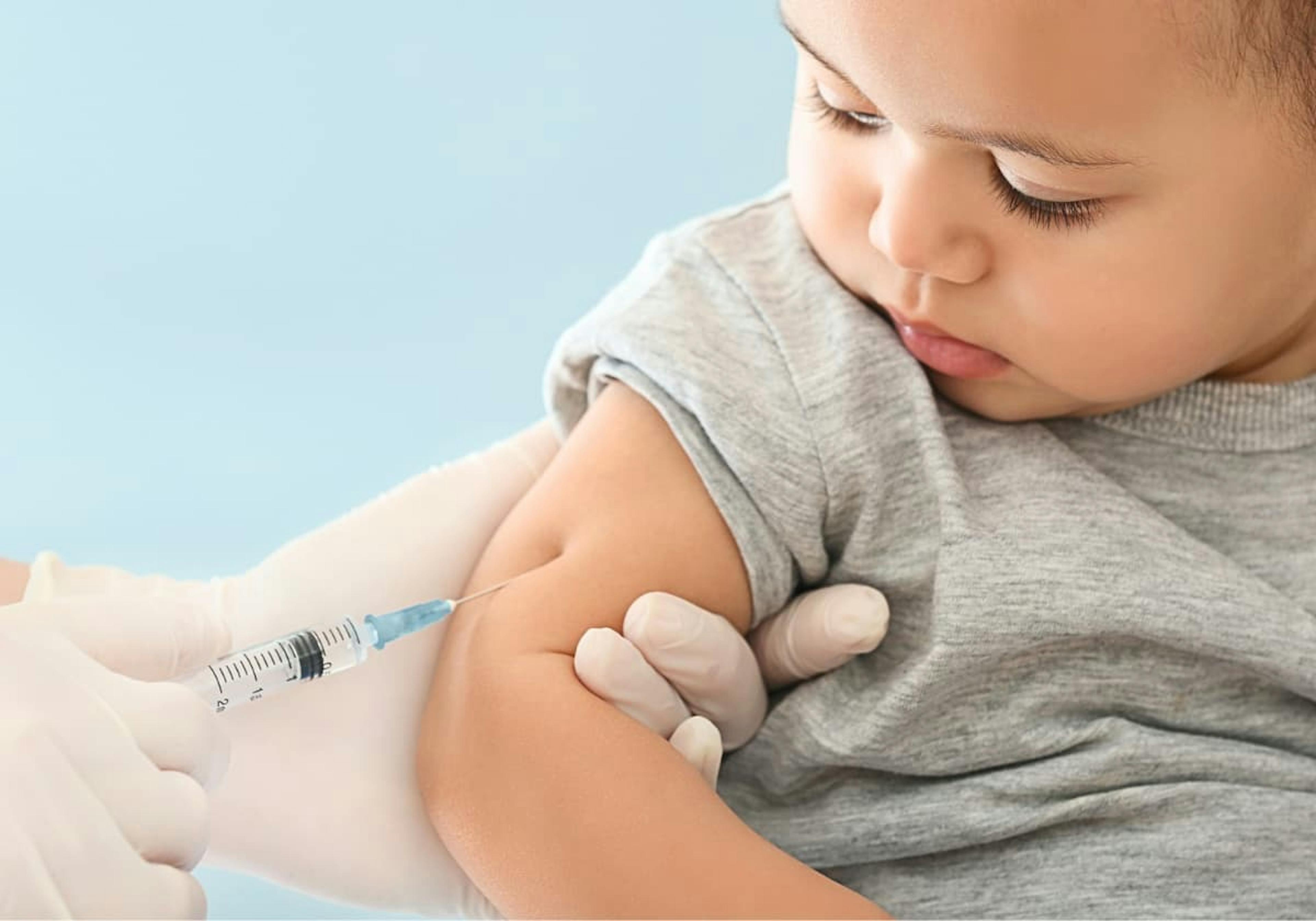 bebis som får vaccin