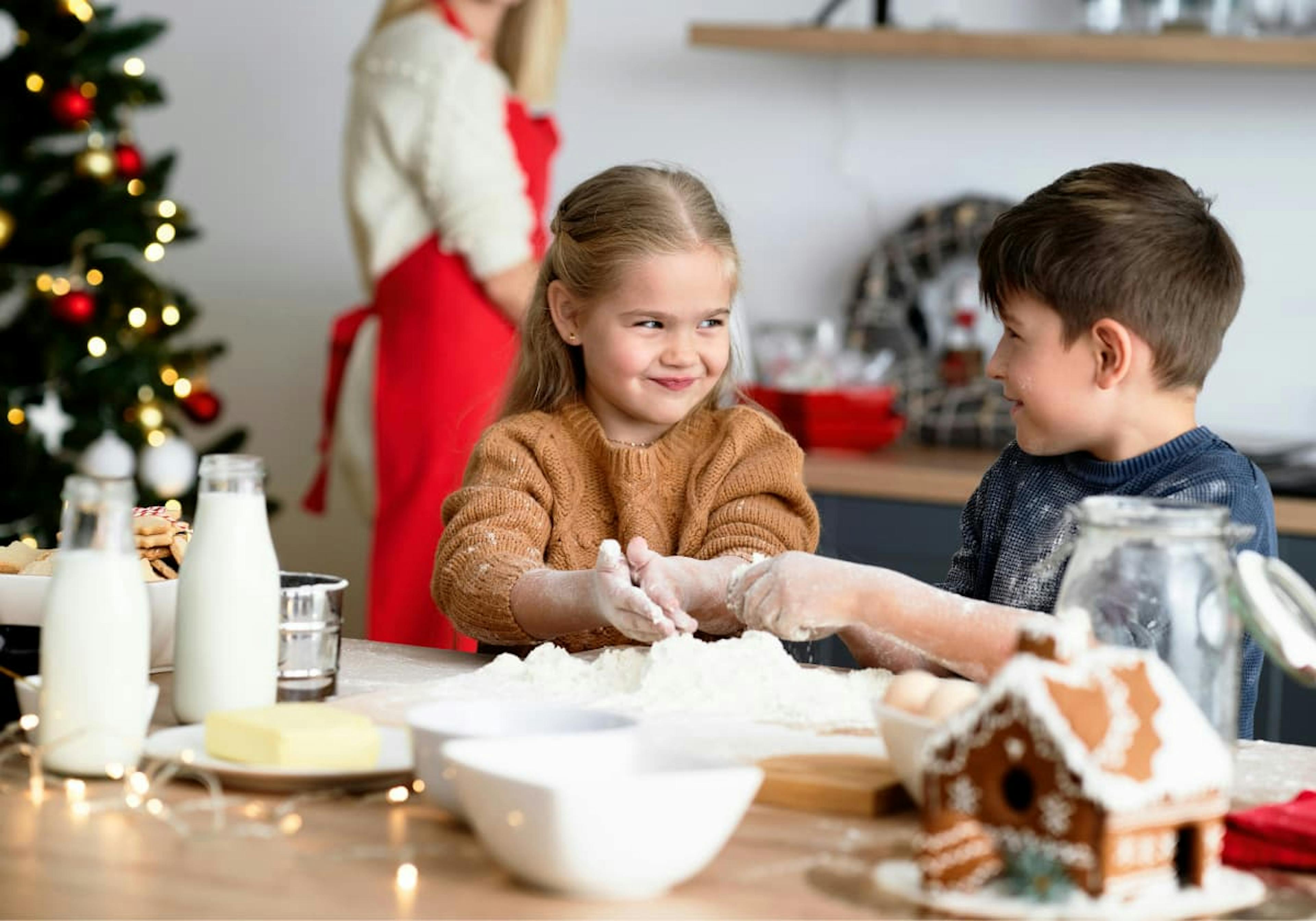 barn som julbakar