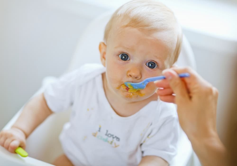 litet barn som blir matat