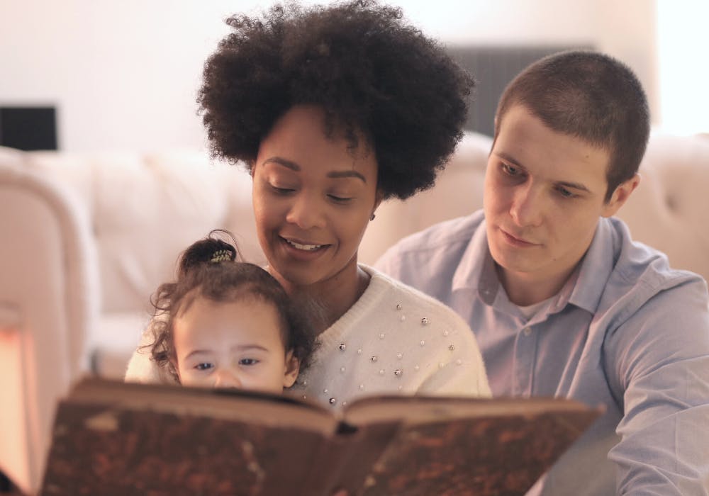 föräldrar som läser för bebis