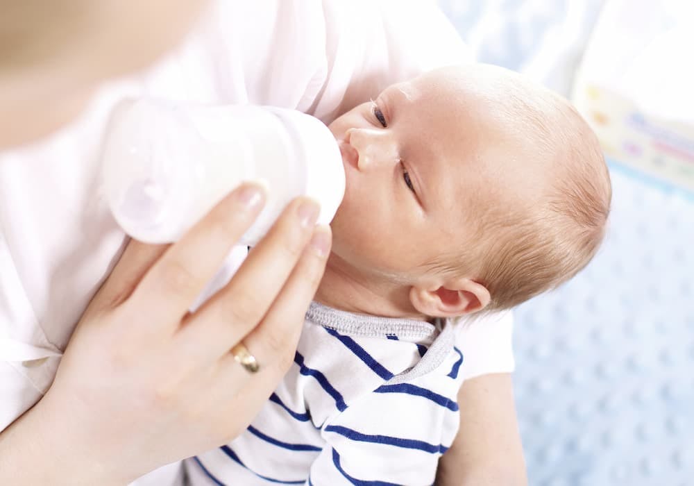 bebis som blir matad med nappflaska