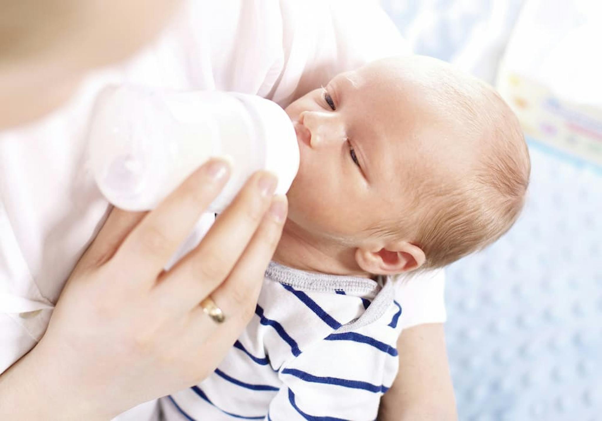 bebis som blir matad med nappflaska