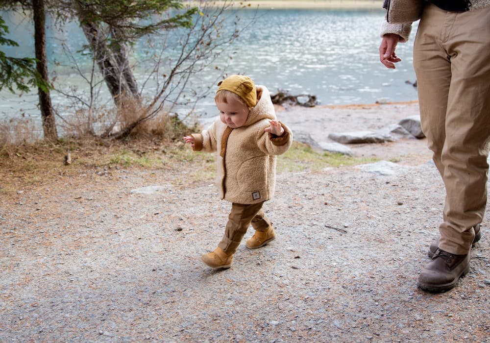 bebis som går på grusväg