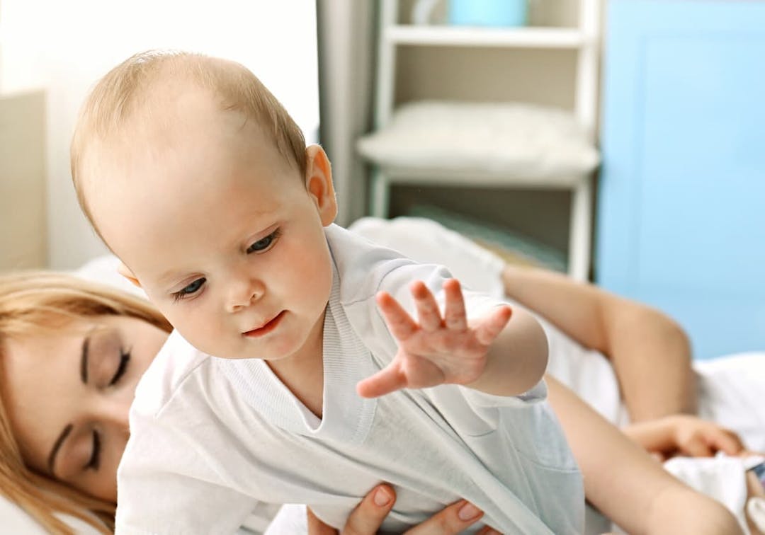 bebis som är vaken när mamma sover