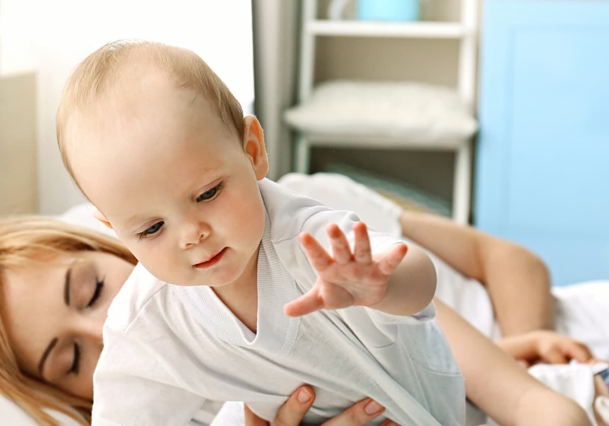 bebis som är vaken när mamma sover
