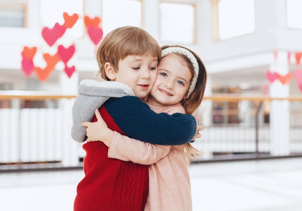 pojke och flicka som kramas
