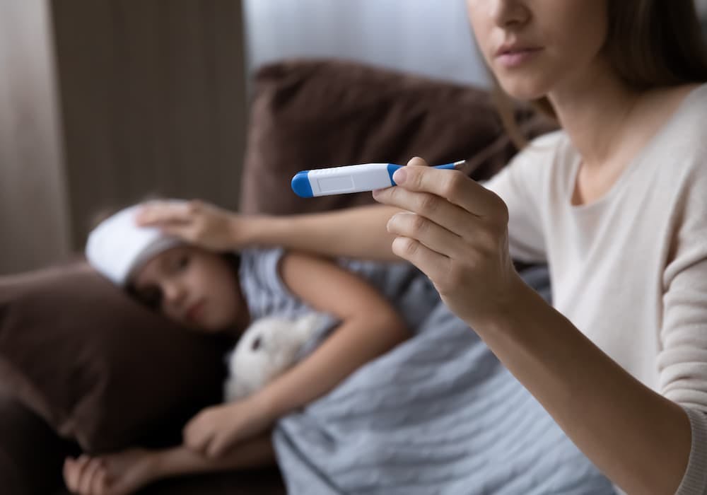mamma tar febern på barn