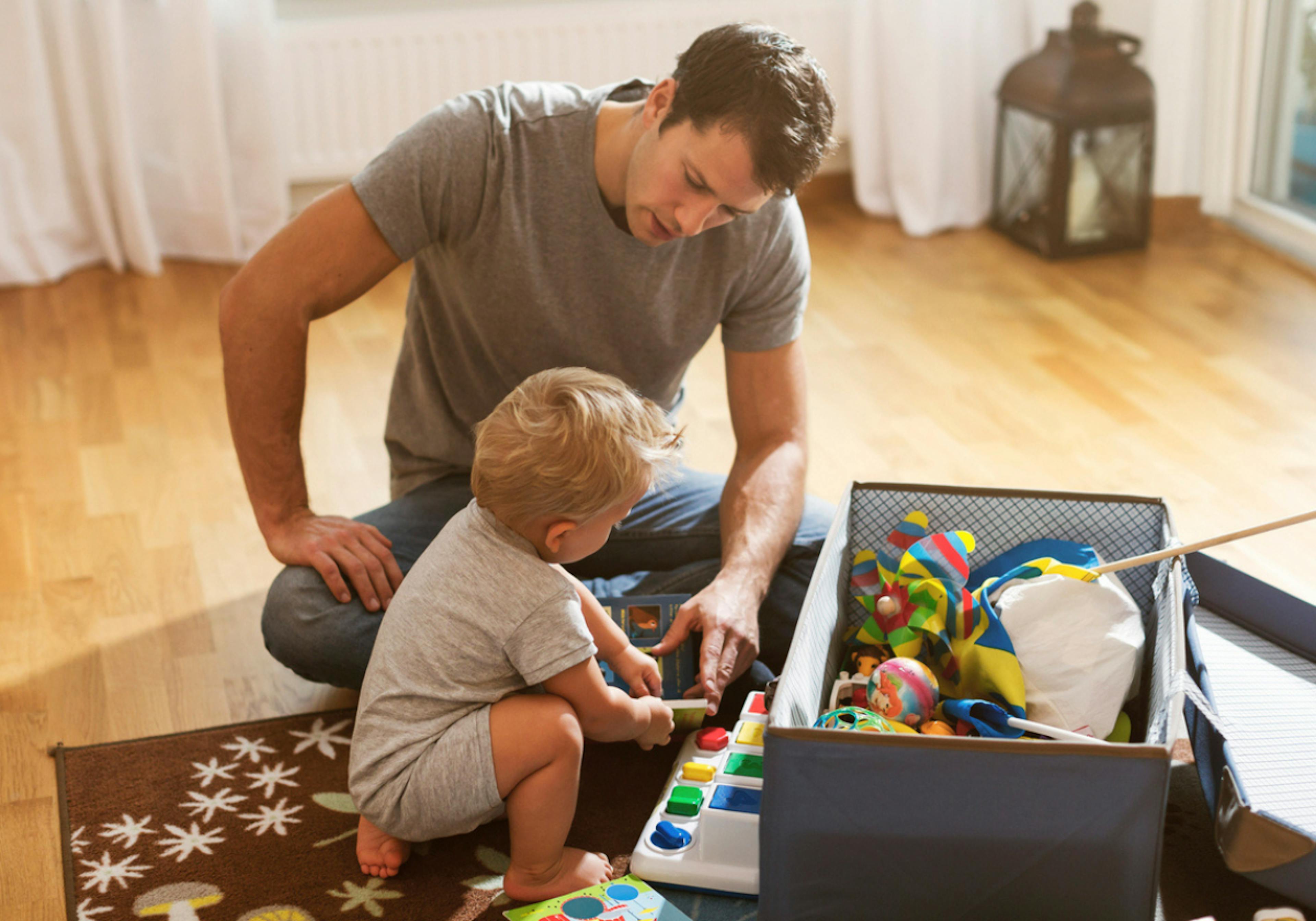 Barn leker med förälder