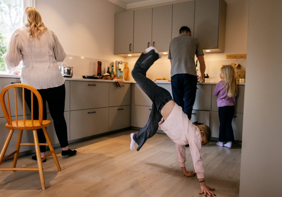 Barn hjular i köket