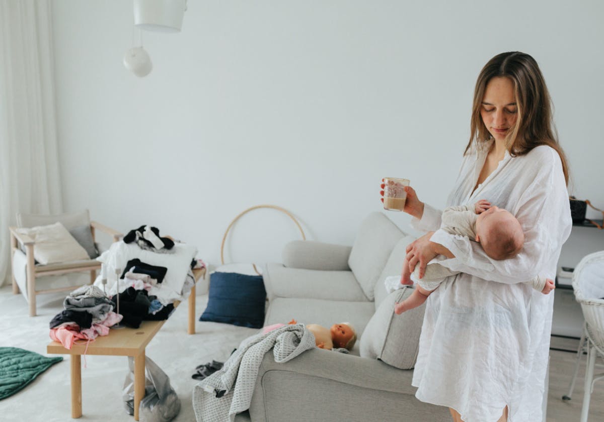mamma och bebis i vardagsrum