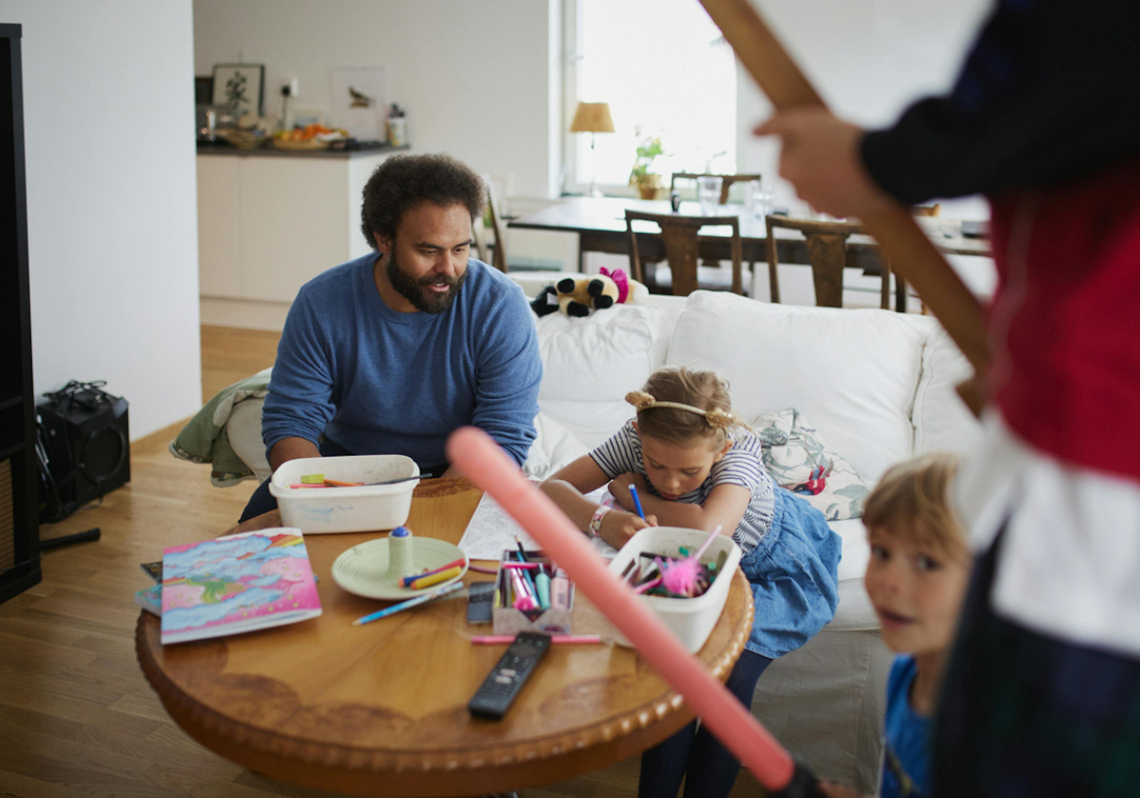 pappa och barn leker