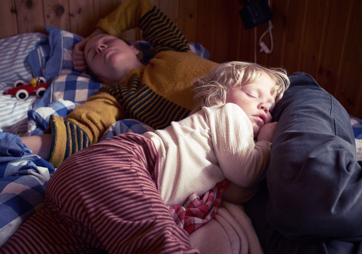 barn och mamma sover