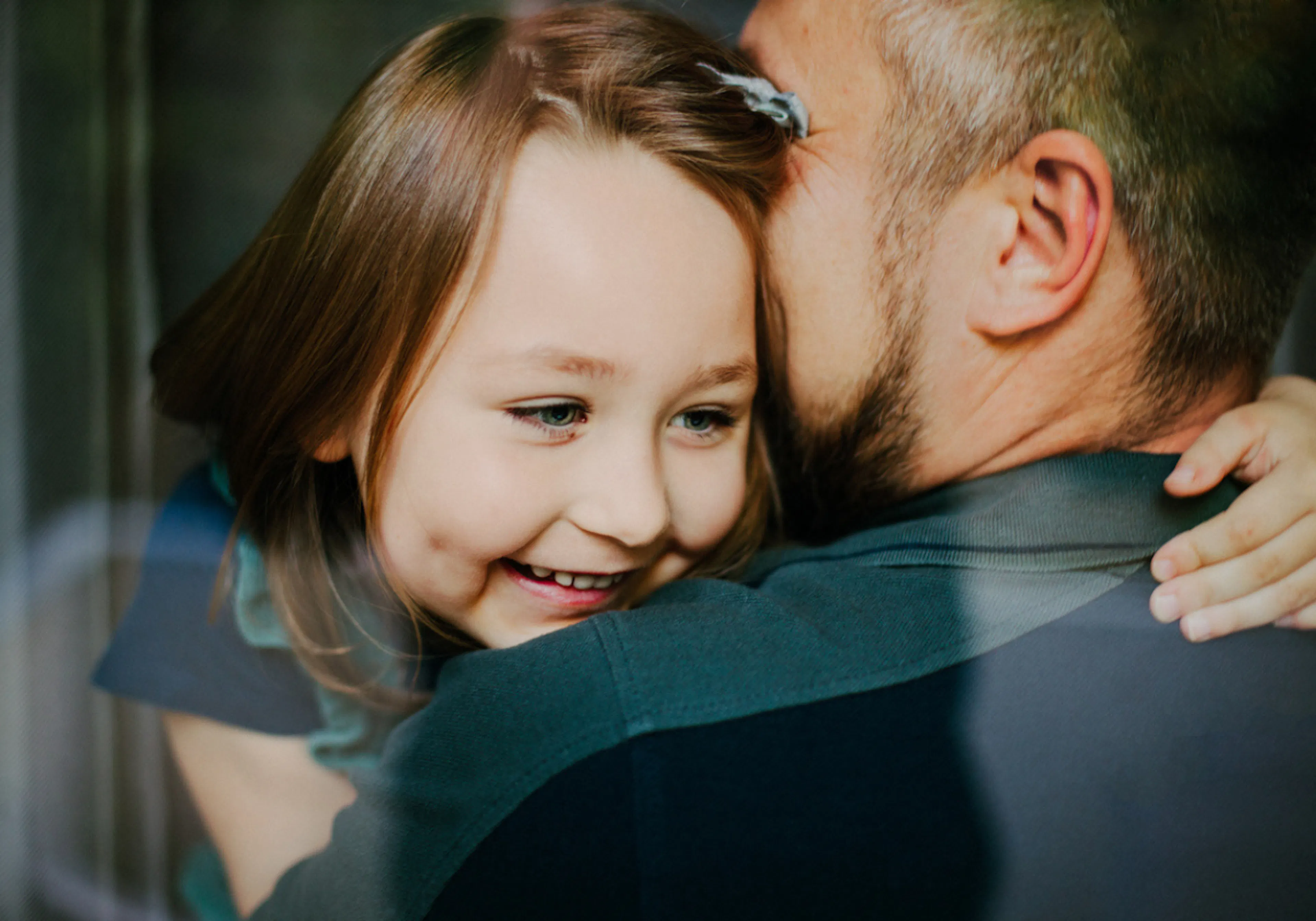 glatt barn kramar sin pappa