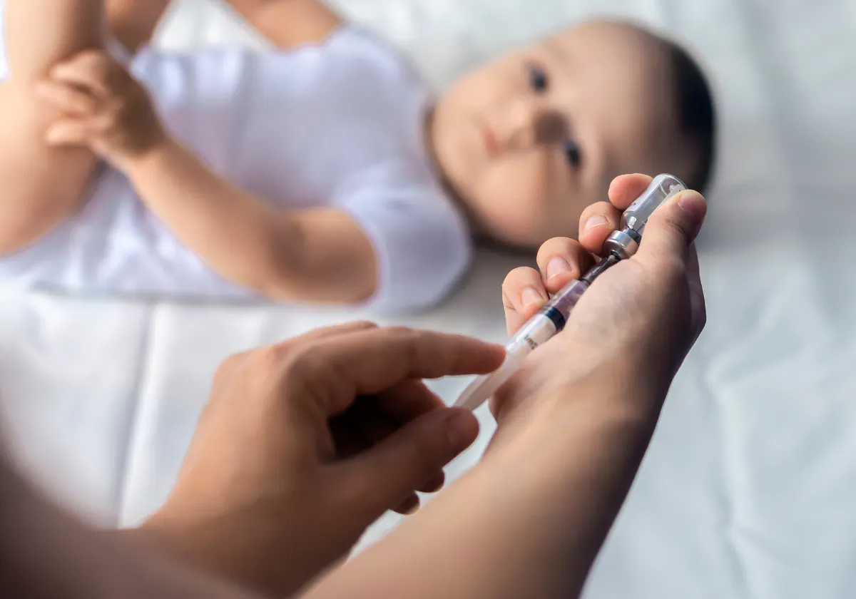 Litet barn som ska vaccineras med en spruta