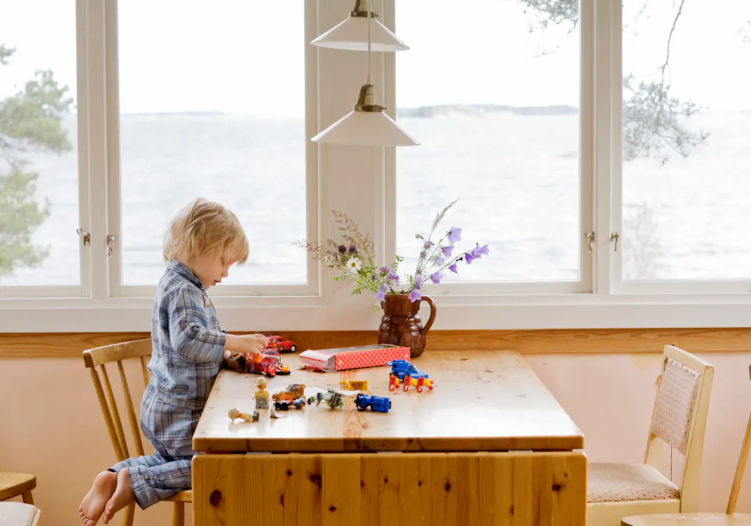 barn leker med leksaker vid matbordet