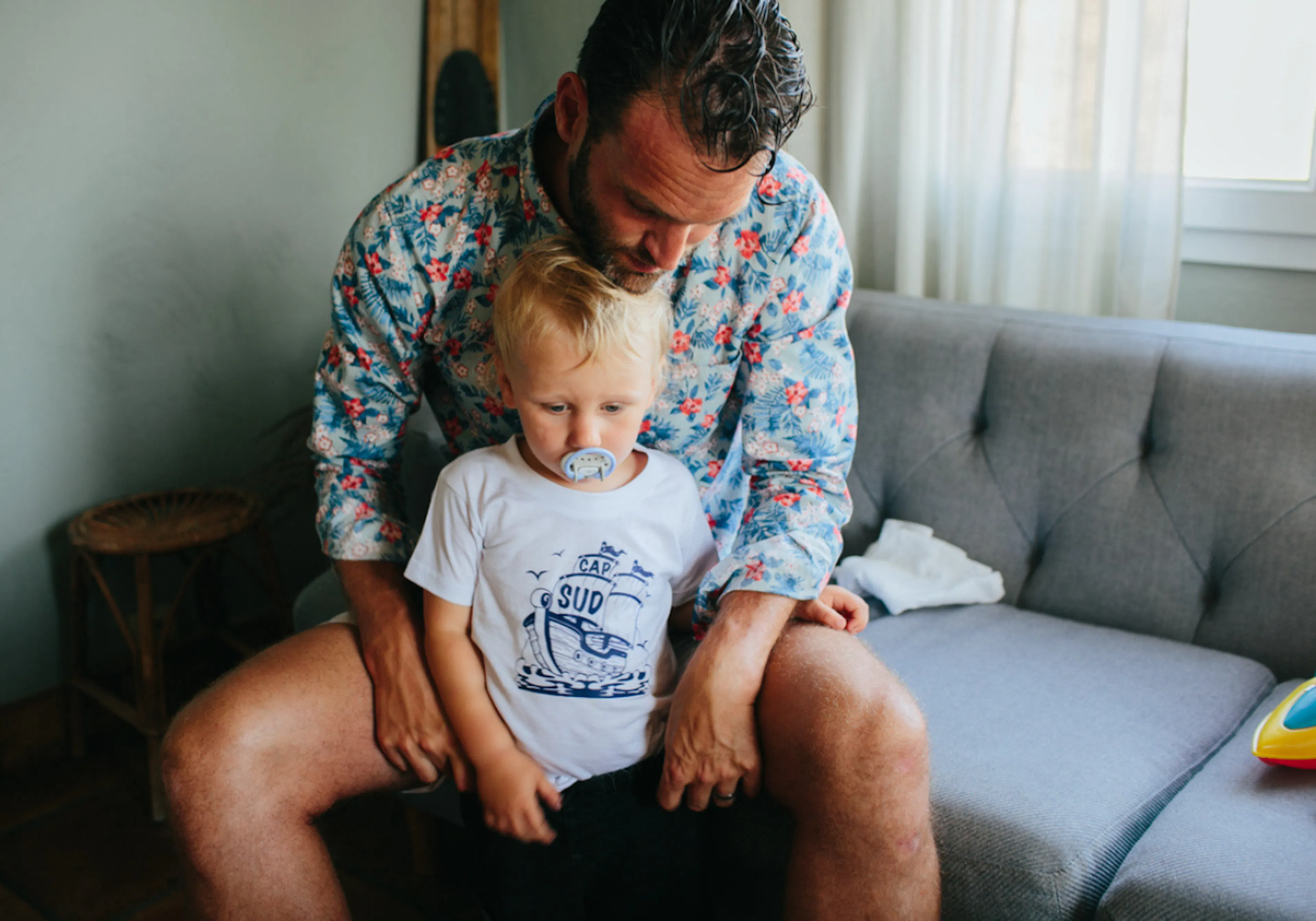 Pappa och 3 åring tar på kläder