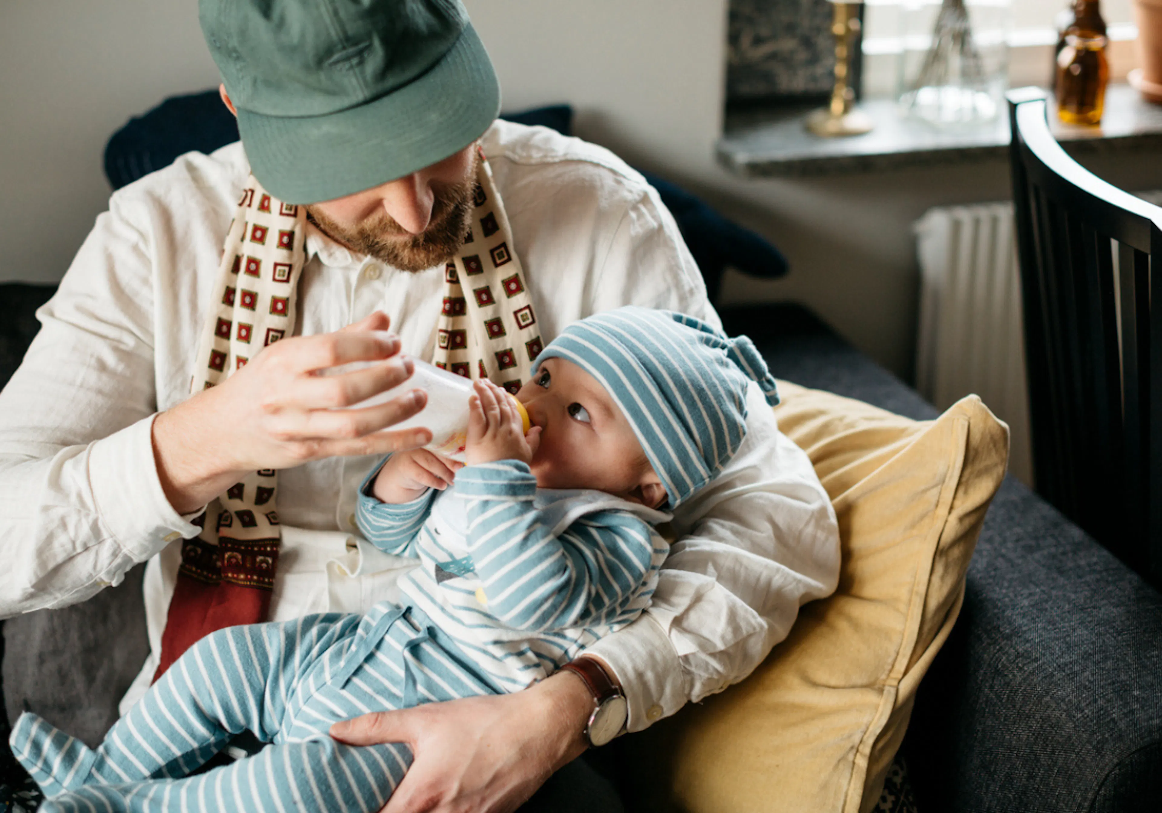 Man matar barn med nappflaska