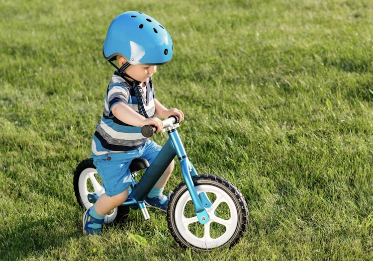 pojke på springcykel