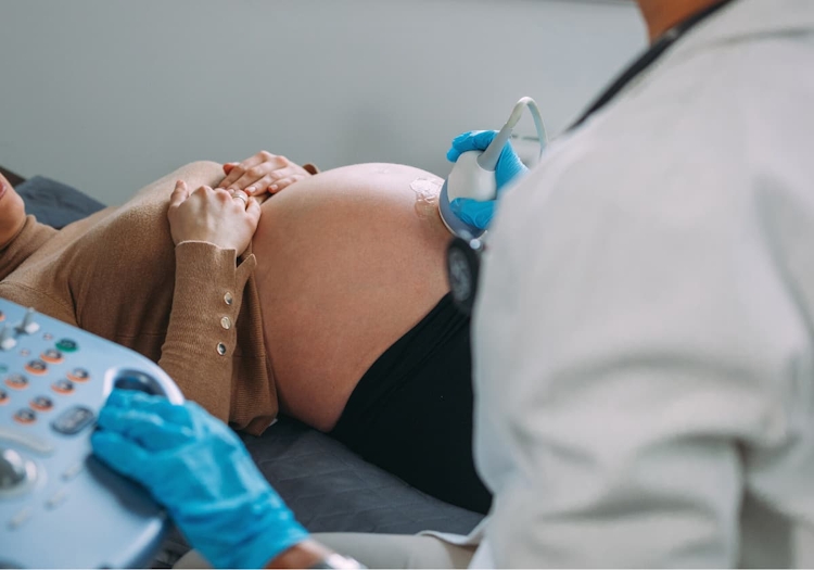 barnmorska som gör ultraljud