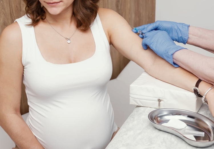 gravid kvinna som får vaccin