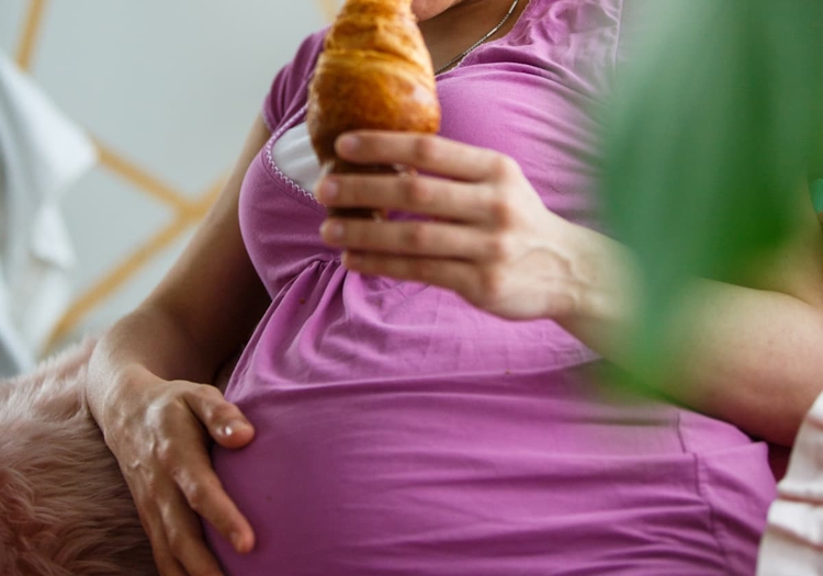gravid som äter en crossiant