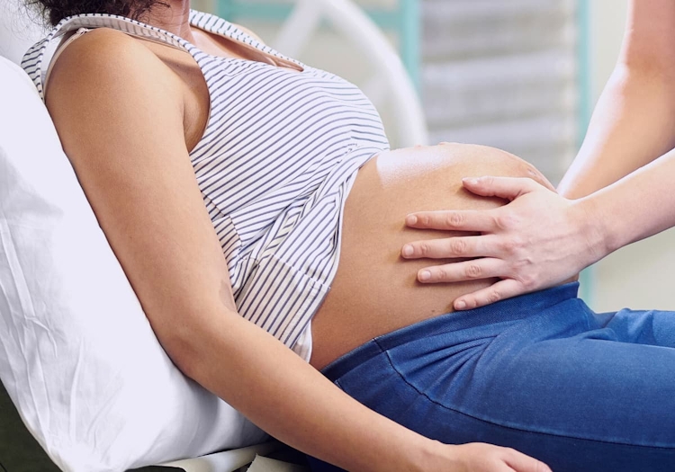 barnmorska som känner på gravidmage