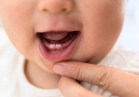 bebis som fått två tänder