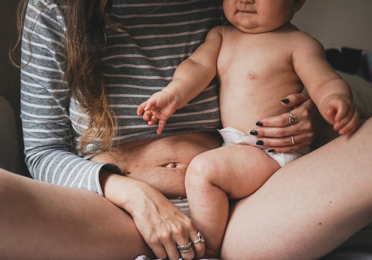 bebis som sitter i knä på mamma