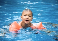 barn som simmar