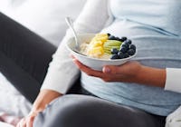 gravid som äter frukt