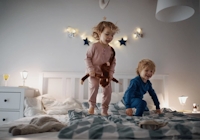 Barn som leker i sovrum