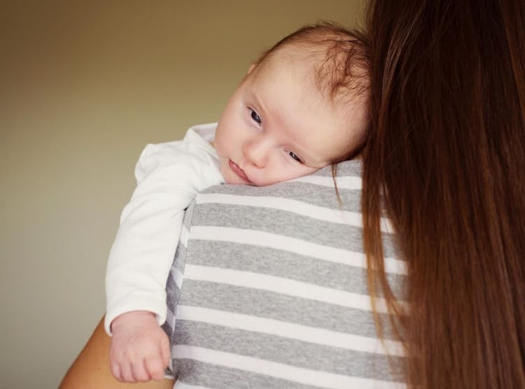 Bebis som ligger på en kvinnas axel