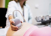 barnmorska som gör ultraljud