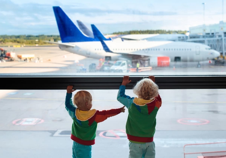 barn tittar på flygplan