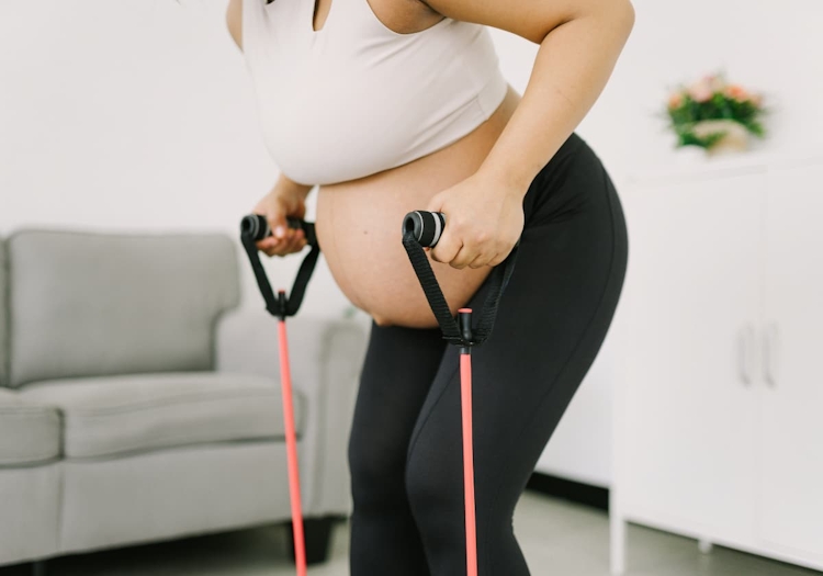 gravid kvinna som tränar hemma