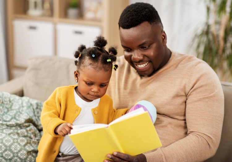 pappa och dotter läser bok