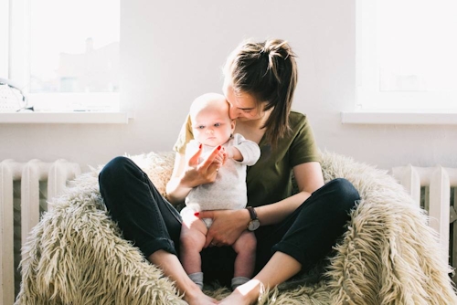 bebis och mamma i fåtölj 