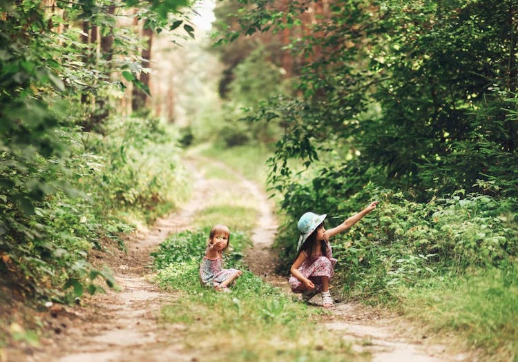 två barn på en stig