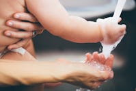 Bild på barn och vuxen som tvättar händerna