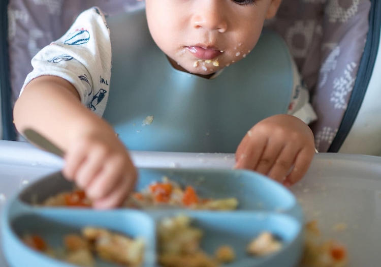 bebis äter mat själv