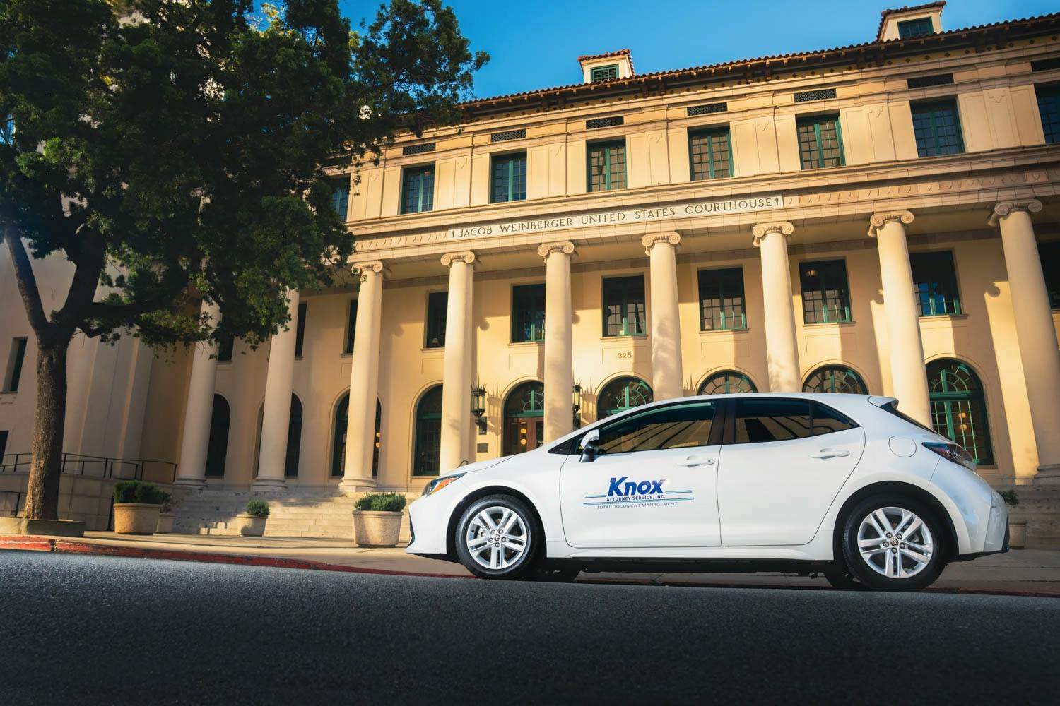Knox Service fleet vehicle in front of courthouse