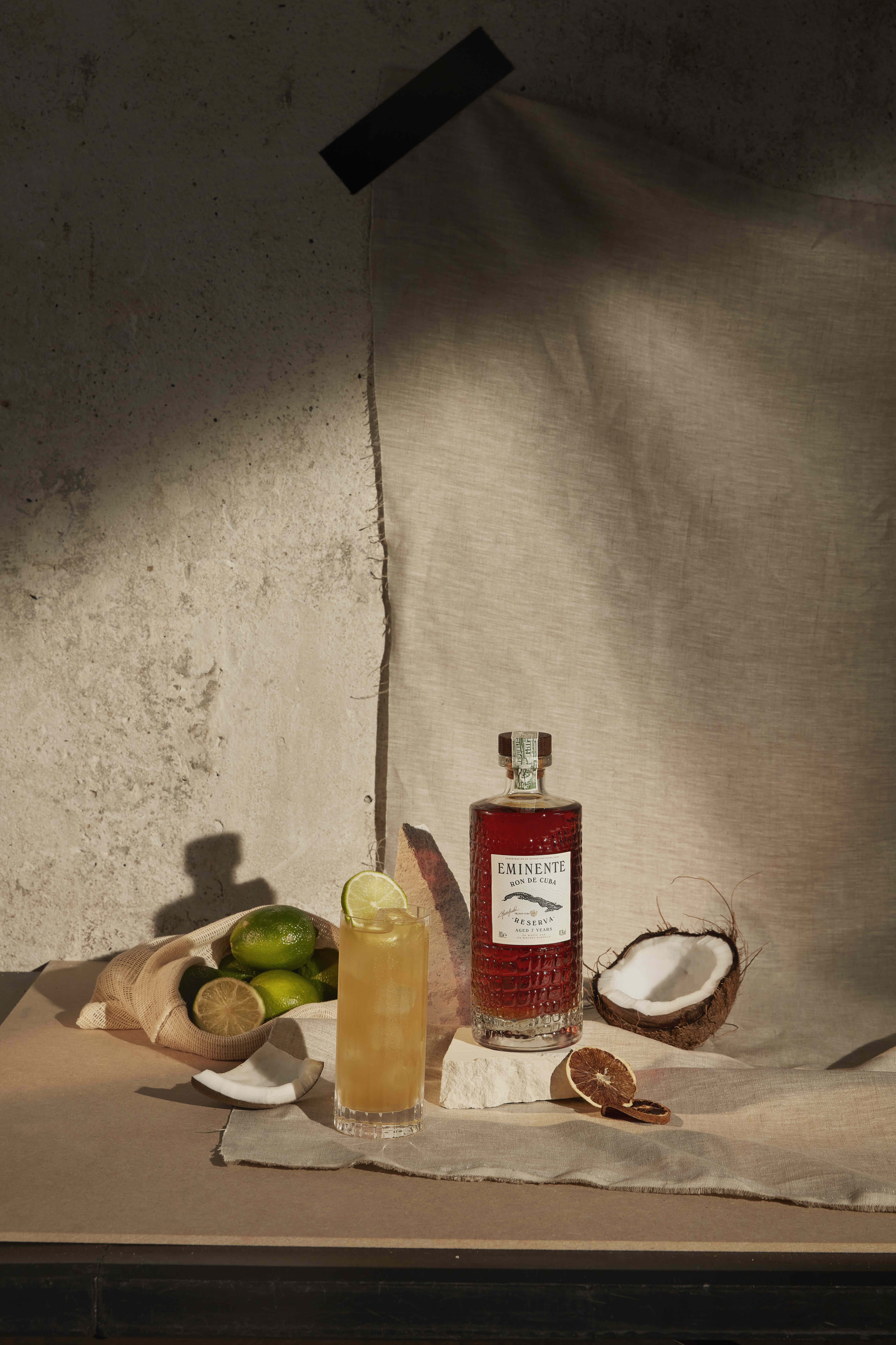 Cockatil avec Eminente Reserva, noix de coco, citrons verts