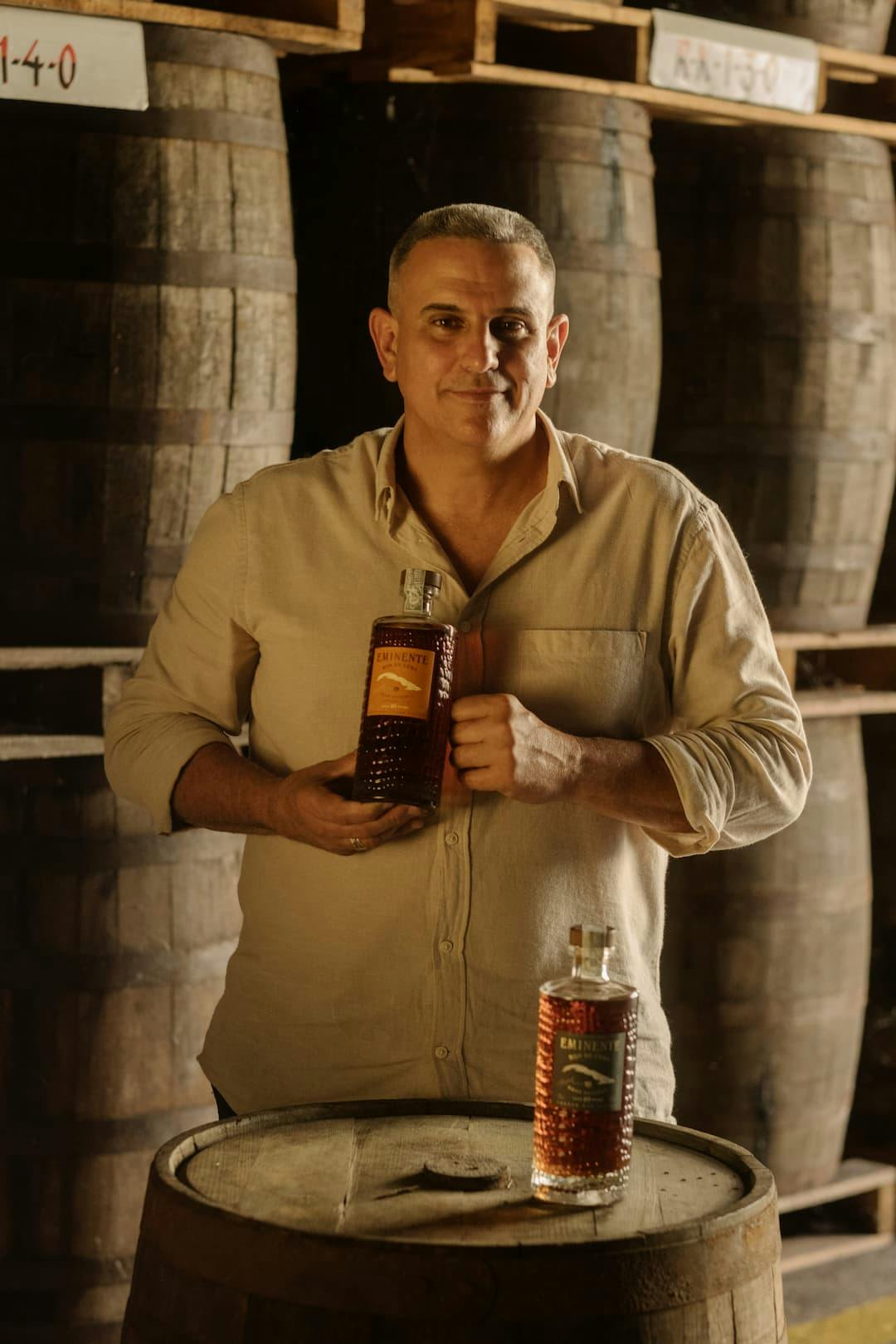 Don César Martí tenant dans ses mains une bouteille Eminente Gran Reserva Edition N°2