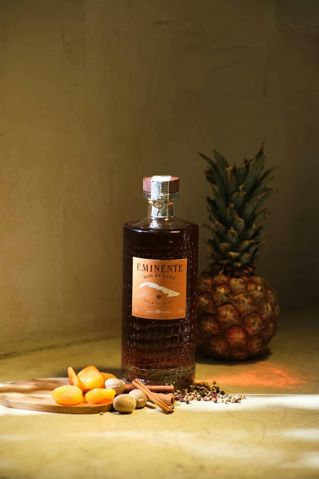 Bouteille Eminente Gran Reserva Edition N°2 avec un ananas au second plan