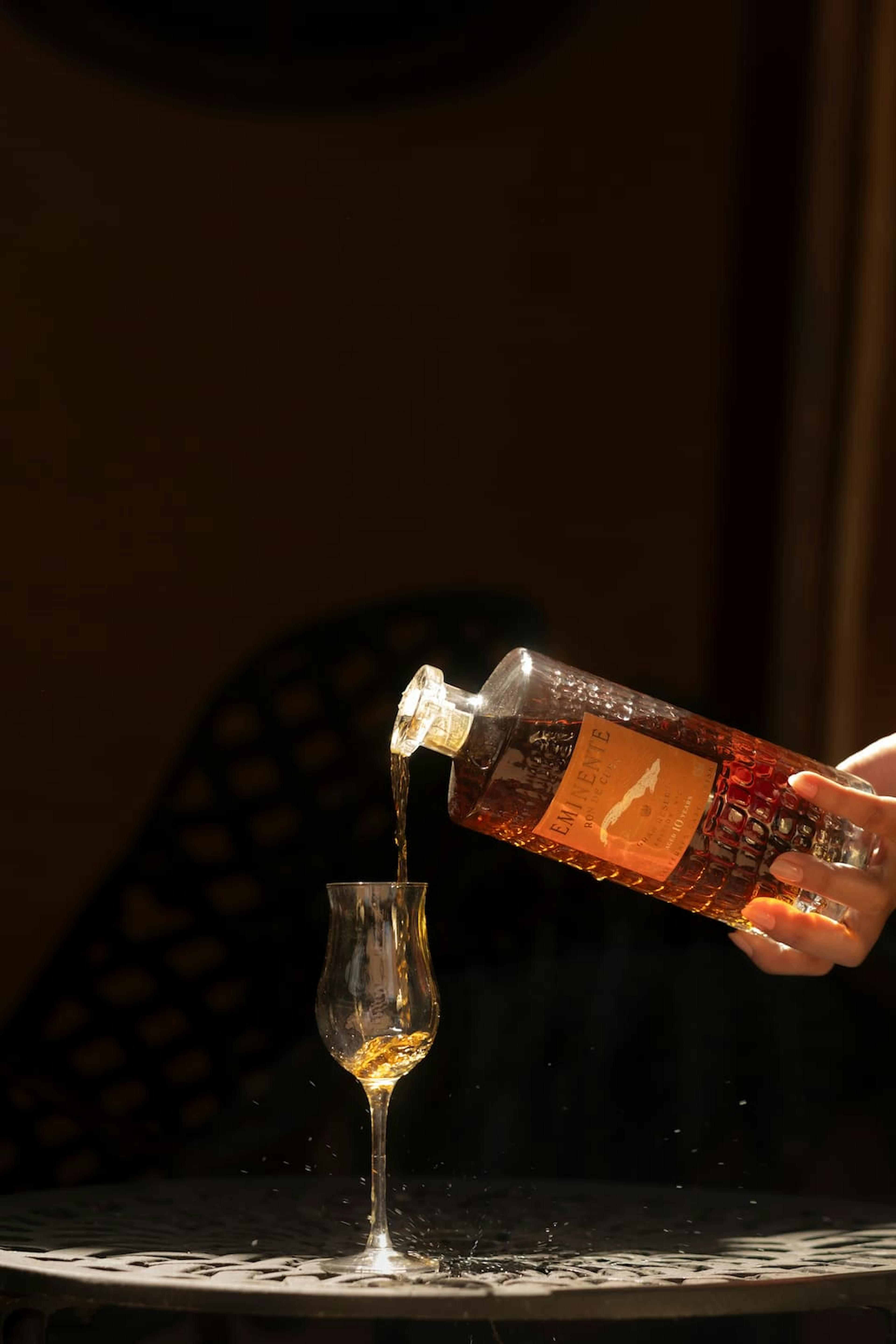 Eminente Gran Reserva Edition N°2 entrain d'être versé dans un verre