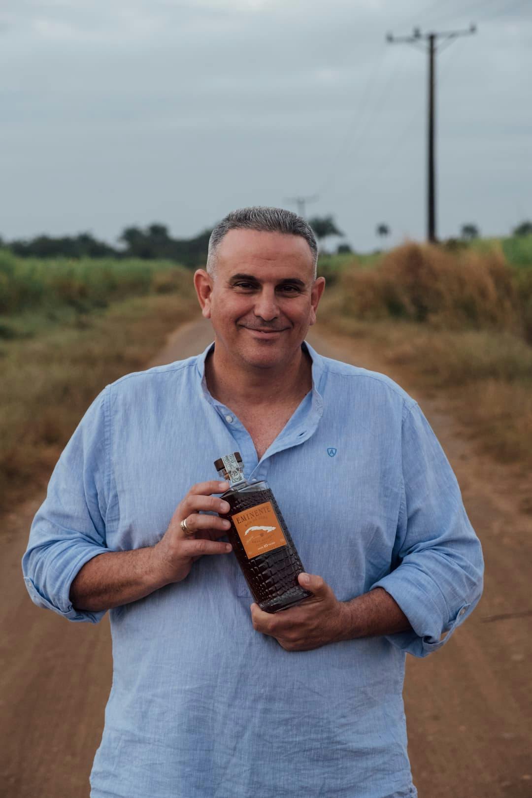 Don César Martí tenant dans ses mains une bouteille Eminente Gran Reserva Edition N°2