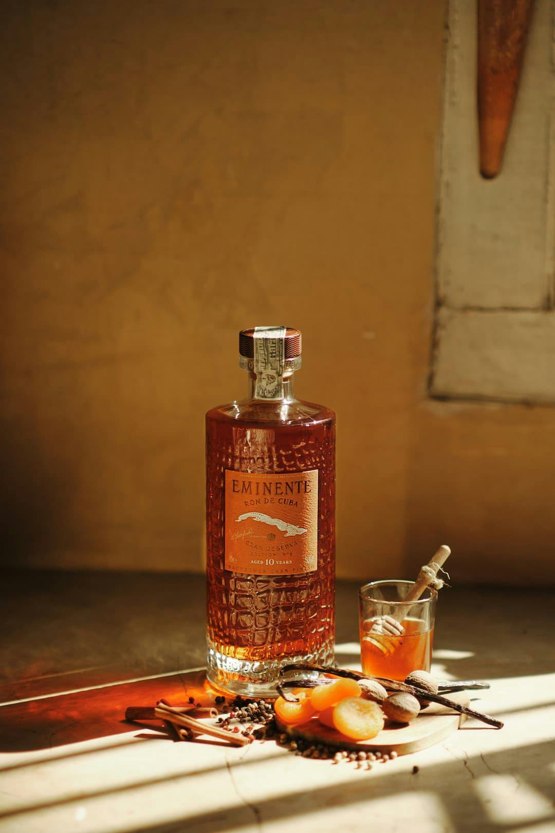 Bouteille Eminente Gran Reserva Edition N°2 avec un verre
